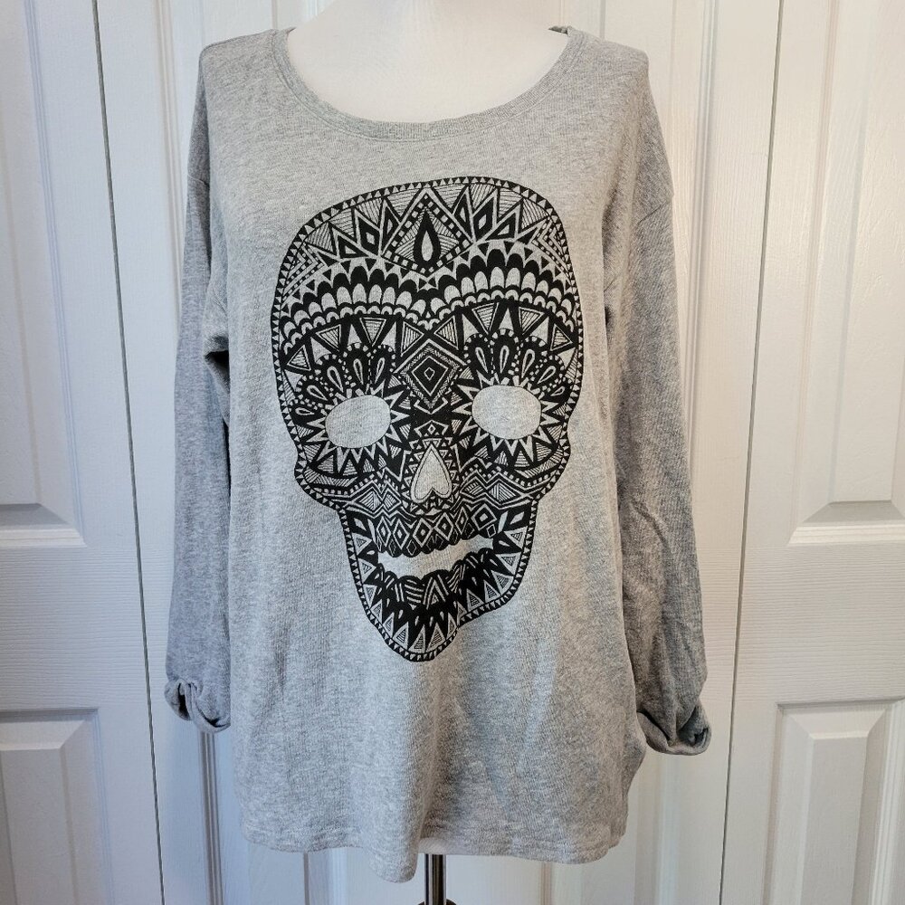 DIVIDED Gray Black Tribal Sugar Skull Day of the Dead Long Sleeve Top sz S EUC